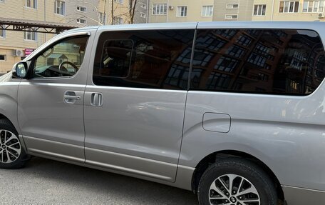 Hyundai Grand Starex Grand Starex I рестайлинг 2, 2019 год, 3 650 000 рублей, 13 фотография