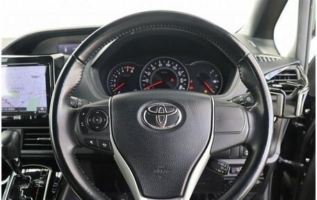 Toyota Noah III, 2019 год, 2 200 000 рублей, 13 фотография