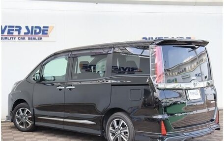 Toyota Noah III, 2019 год, 2 200 000 рублей, 10 фотография