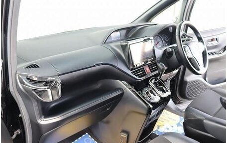 Toyota Noah III, 2019 год, 2 200 000 рублей, 18 фотография