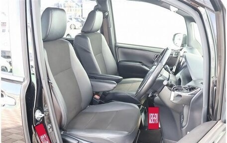 Toyota Noah III, 2019 год, 2 200 000 рублей, 11 фотография