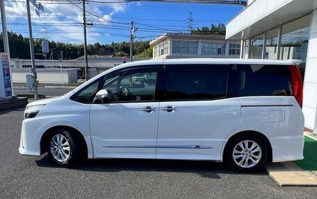 Toyota Voxy III, 2021 год, 1 855 000 рублей, 2 фотография