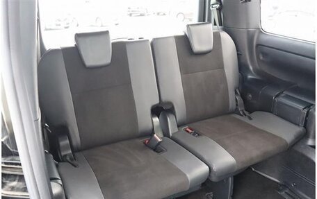 Toyota Noah III, 2019 год, 2 200 000 рублей, 20 фотография