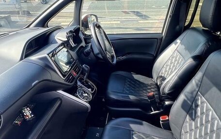 Toyota Voxy III, 2021 год, 1 855 000 рублей, 13 фотография