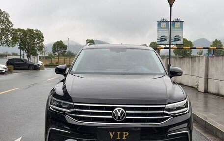 Volkswagen Tiguan II, 2022 год, 1 890 500 рублей, 2 фотография