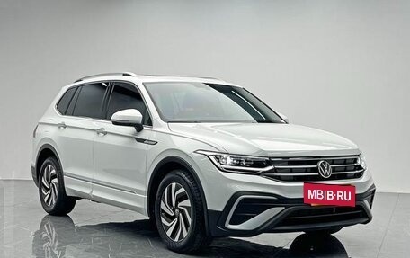 Volkswagen Tiguan II, 2021 год, 1 880 500 рублей, 3 фотография