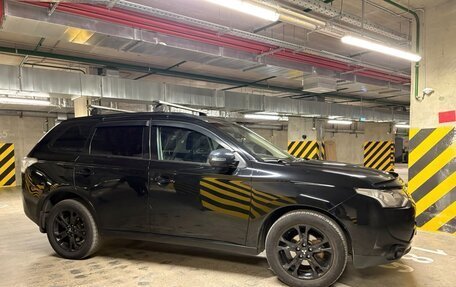 Mitsubishi Outlander III рестайлинг 3, 2013 год, 1 399 999 рублей, 2 фотография