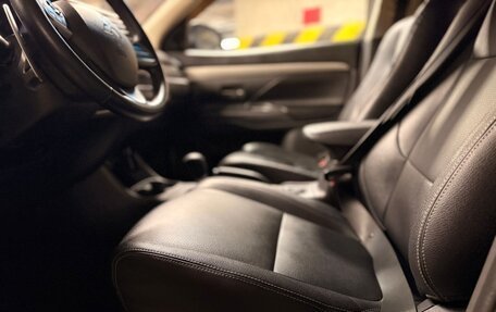 Mitsubishi Outlander III рестайлинг 3, 2013 год, 1 399 999 рублей, 15 фотография