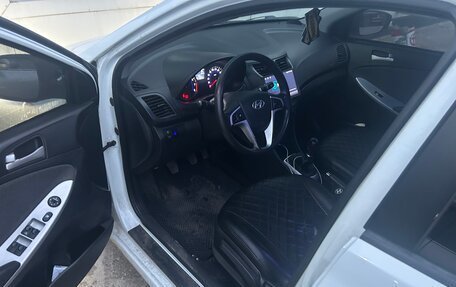 Hyundai Solaris II рестайлинг, 2012 год, 700 000 рублей, 4 фотография