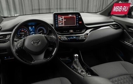 Toyota C-HR I рестайлинг, 2020 год, 2 890 000 рублей, 9 фотография