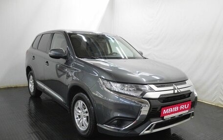 Mitsubishi Outlander III рестайлинг 3, 2019 год, 1 848 000 рублей, 3 фотография