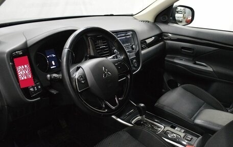 Mitsubishi Outlander III рестайлинг 3, 2019 год, 1 848 000 рублей, 10 фотография