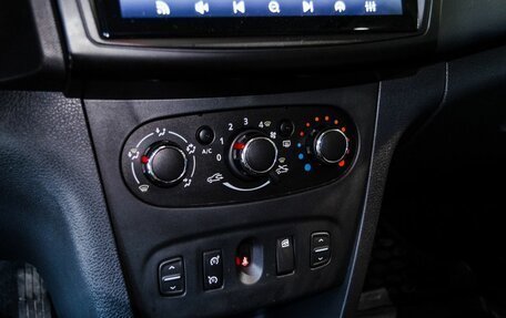 Renault Logan II, 2018 год, 800 000 рублей, 17 фотография