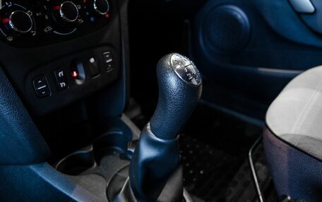 Renault Logan II, 2018 год, 800 000 рублей, 18 фотография