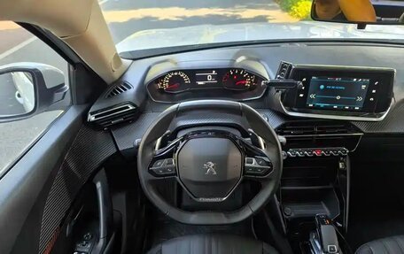 Peugeot 2008 II, 2022 год, 1 525 000 рублей, 13 фотография