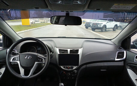 Hyundai Solaris II рестайлинг, 2015 год, 880 000 рублей, 14 фотография