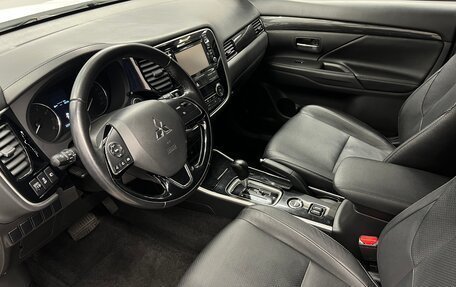 Mitsubishi Outlander III рестайлинг 3, 2017 год, 1 499 000 рублей, 10 фотография