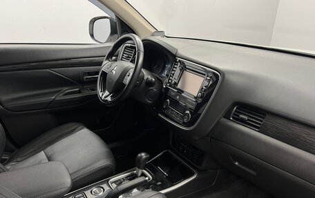 Mitsubishi Outlander III рестайлинг 3, 2017 год, 1 499 000 рублей, 24 фотография