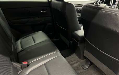 Mitsubishi Outlander III рестайлинг 3, 2017 год, 1 499 000 рублей, 25 фотография