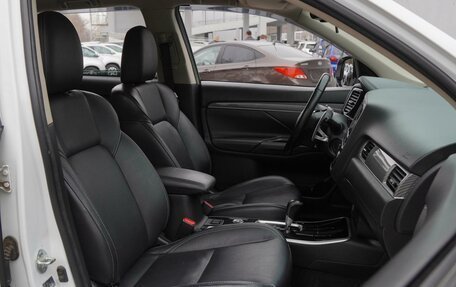 Mitsubishi Outlander III рестайлинг 3, 2019 год, 2 375 000 рублей, 8 фотография