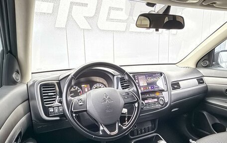 Mitsubishi Outlander III рестайлинг 3, 2017 год, 1 980 000 рублей, 6 фотография