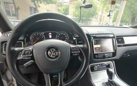 Volkswagen Touareg III, 2011 год, 1 700 000 рублей, 6 фотография