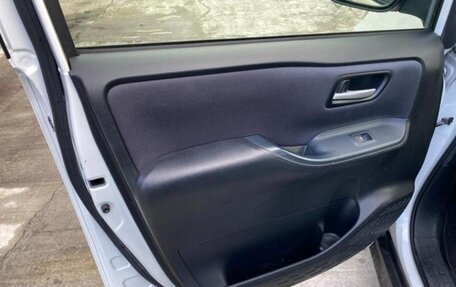 Toyota Noah III, 2016 год, 2 000 000 рублей, 15 фотография