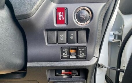 Toyota Noah III, 2016 год, 2 000 000 рублей, 9 фотография