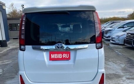 Toyota Noah III, 2016 год, 2 000 000 рублей, 4 фотография