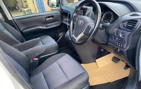 Toyota Noah III, 2016 год, 2 000 000 рублей, 7 фотография