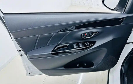 Toyota Yaris XP150 рестайлинг, 2022 год, 1 070 000 рублей, 15 фотография