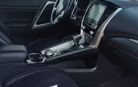 Mitsubishi Montero Sport, 2022 год, 3 300 000 рублей, 11 фотография