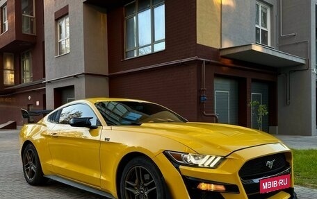 Ford Mustang VI рестайлинг, 2017 год, 1 750 000 рублей, 2 фотография