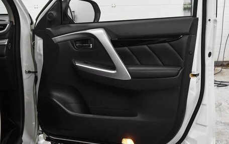 Mitsubishi Pajero Sport III рестайлинг, 2018 год, 3 300 000 рублей, 16 фотография