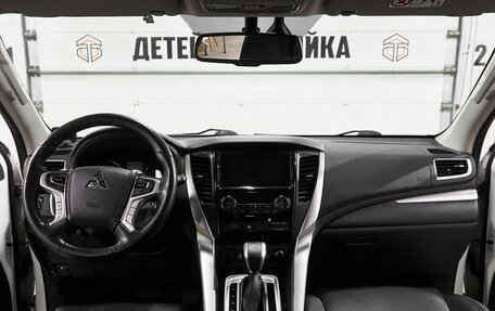 Mitsubishi Pajero Sport III рестайлинг, 2018 год, 3 300 000 рублей, 19 фотография