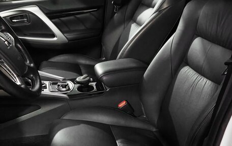 Mitsubishi Pajero Sport III рестайлинг, 2018 год, 3 300 000 рублей, 23 фотография