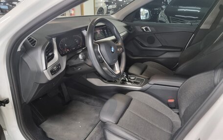 BMW 1 серия, 2021 год, 2 700 000 рублей, 10 фотография