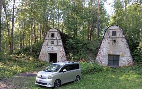 Toyota Voxy II, 2009 год, 1 250 000 рублей, 1 фотография