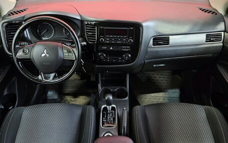 Mitsubishi Outlander III рестайлинг 3, 2016 год, 1 800 000 рублей, 9 фотография