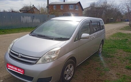 Toyota ISis I, 2007 год, 1 150 000 рублей, 2 фотография