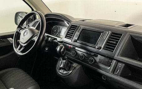 Volkswagen Caravelle T6 рестайлинг, 2017 год, 3 025 000 рублей, 9 фотография