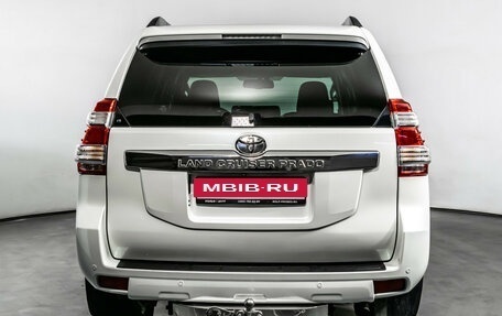 Toyota Land Cruiser Prado 150 рестайлинг 2, 2015 год, 3 990 000 рублей, 6 фотография