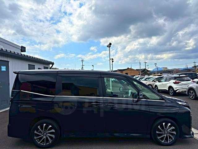 Toyota Voxy III, 2022 год, 2 650 000 рублей, 8 фотография