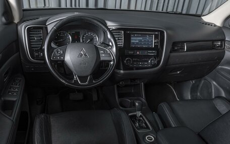 Mitsubishi Outlander III рестайлинг 3, 2016 год, 1 694 000 рублей, 15 фотография