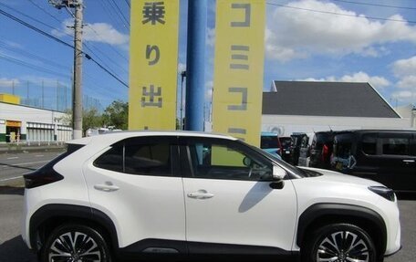 Toyota Yaris Cross, 2022 год, 1 950 000 рублей, 3 фотография