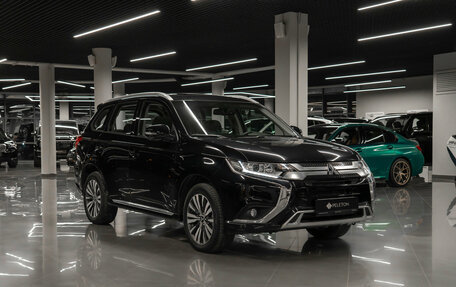 Mitsubishi Outlander III рестайлинг 3, 2022 год, 3 250 000 рублей, 2 фотография