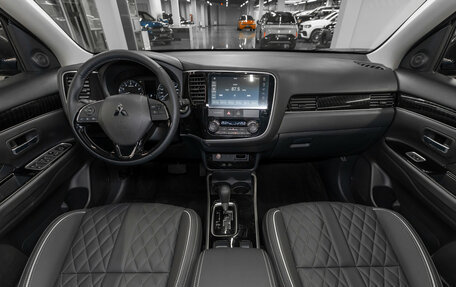 Mitsubishi Outlander III рестайлинг 3, 2022 год, 3 250 000 рублей, 8 фотография