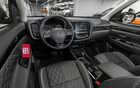 Mitsubishi Outlander III рестайлинг 3, 2022 год, 3 250 000 рублей, 7 фотография