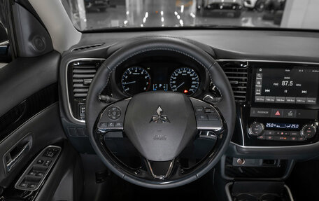 Mitsubishi Outlander III рестайлинг 3, 2022 год, 3 250 000 рублей, 11 фотография