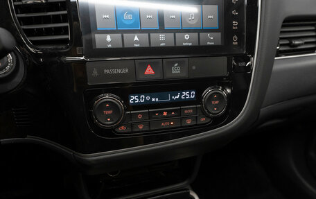 Mitsubishi Outlander III рестайлинг 3, 2022 год, 3 250 000 рублей, 21 фотография